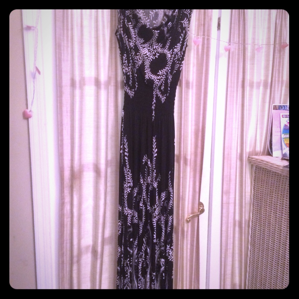 👠 2 for $20 Long black and white maxi dress